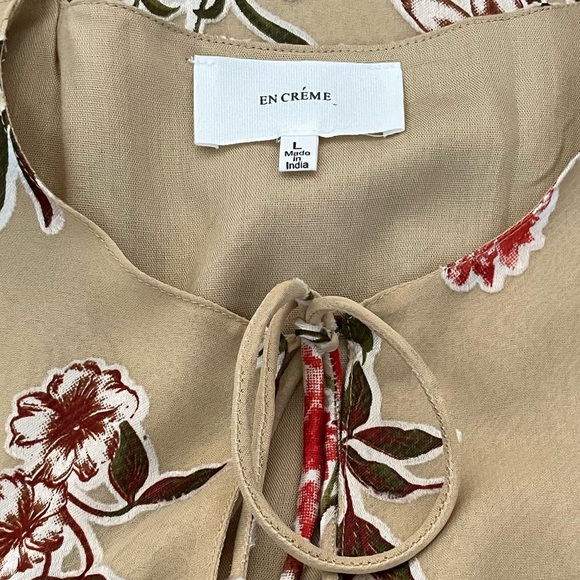 En Crème swing dress in vintage floral and neck cut out detail. - Picture 10 of 12